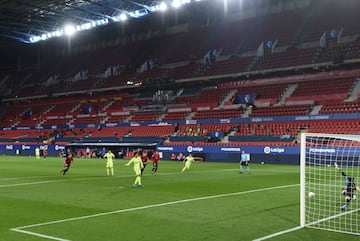 João Félix marca de penalti el 0-1 al Osasuna. 