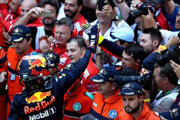 Daniel Ricciardo celebra la tercera posición en Mónaco con sus compañeros de equipo.