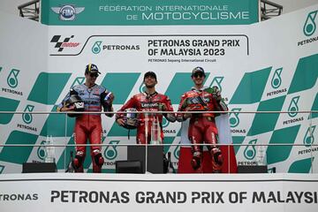 El podio del Gran Premio de Malasia conformado por Enea Bastianini, Álex Márquez y Francesco Bagnaia.