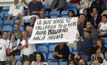 Aficionados del Real Madrid con pancartas.