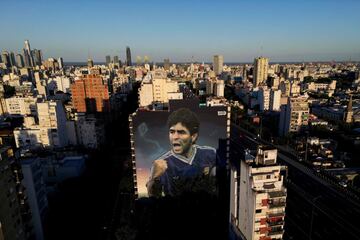 Buenos Aires recuerda a Diego Armando Maradona justo cuando empieza el juicio por su muerte. La ciudad se engalan¨® con una imagen ic¨®nica del Mundial de 1986 en un c¨¦ntrico edificio bonaerense. Ayer fue la primera audiencia judicial. Sus hijas Dalma, Giannina y Jana acudieron al Tribunal de lo Criminal N¡ã3 de San Isidro.