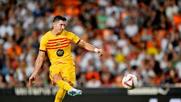 Soccer Football - LaLiga - Valencia v FC Barcelona - Estadio de Mestalla, Valencia, Spain - August 17, 2024 FC Barcelona's Robert Lewandowski scores their second goal from the penalty spot REUTERS/Pablo Morano