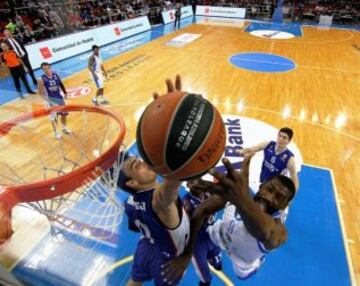 Dario Saric, del Efes, trata de taponar el tiro de Shane Lawal, del Sassari.