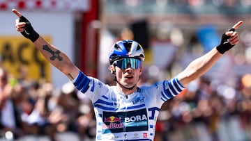 BARCELONA, 30/03/2025.- El esloveno del Red Bull Bora Primoz Roglic celebra la victoria en la última etapa de La Volta, con salida y llegada en Barcelona tras 136,2 kilómetros. El esloveno Primoz Roglic (Red Bull) se adjudicó su segunda Volta Ciclista a Catalunya tras culminar con éxito un ataque a 20 kilómetros para el final de la séptima etapa, que dejó en fuera de juego a su máximo rival en la general, el español Juan Ayuso (UAE), e imponer su ley en el circuito por la montaña de Montjuïc de Barcelona. EFE/Siu Wu