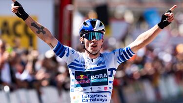 El esloveno del Red Bull Bora Primoz Roglic celebra la victoria en la última etapa de La Volta, con salida y llegada en Barcelona, en el circuito de Montjuïc, tras 136,2 kilómetros.