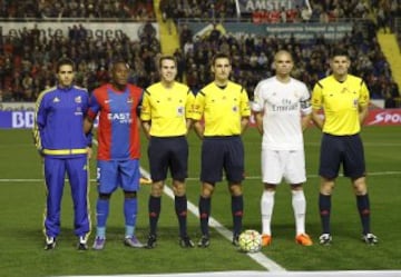 Partido Levante-Real Madrid. El árbitro Ricardo De Burgos Bengoetxea acompañado de sus asistentes Cesar García Fernández e Iker de Francisco Grijalba, el cuarto árbitro Miguel Ángel Ayza Gámez y los capitanes Simao y Pepe.