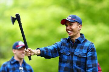 Alexander Albon sonríe con un hacha en la mano.