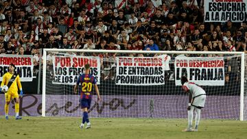 MADRID, 31/08/2025.- La afición del Rayo Vallecano se queja con sus pancartas ante la directiva durante el partido de la tercera jornada de LaLiga entre el Rayo Vallecano y el FC Barcelona, este domingo en el estadio de Vallecas. EFE/ Chema Moya
