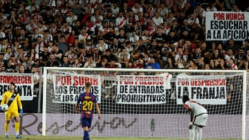 MADRID, 31/08/2025.- La afición del Rayo Vallecano se queja con sus pancartas ante la directiva durante el partido de la tercera jornada de LaLiga entre el Rayo Vallecano y el FC Barcelona, este domingo en el estadio de Vallecas. EFE/ Chema Moya