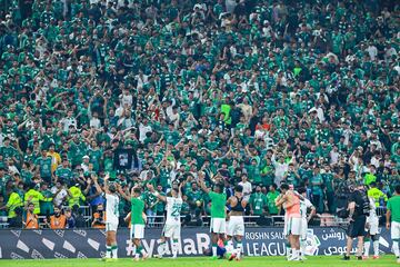 Al Ahli saluda y festaja la victoria con su afición.