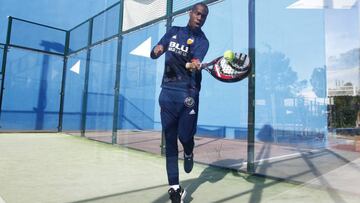 Un jugador del Valencia probando el p&aacute;del.