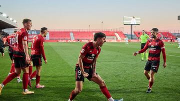 Carlos Martín celebra junto a sus compañeros el tanto del empate.