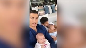 Cristiano chills with his family: "They're beautiful, like me!"
