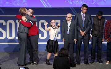 Premio Innovación y creación don Antonio Magariños a “CAMPEONES”.
El actor José De Luna De Diego, de la película Campeones, abraza a la infanta Elena.