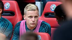 Van de Beek, en el banquillo en un partido con el Ajax.