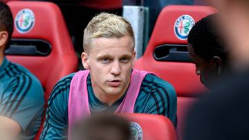 Van de Beek, en el banquillo en un partido con el Ajax.