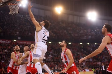 Sergio Llull, que hizo de base en la segunda parte para dar descanso a Campazzo, encara el aro del Olympiacos.
