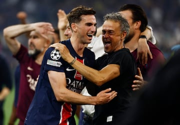 El entrenador español Luis Enrique celebra la victoria del Paris Saint-Germain con Fabian Ruiz.
