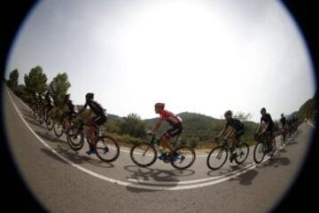 El ciclista holandes del equipo Giant, Tom Dumoulin en el pelotón, durante la décima etapa de la Vuelta Ciclista a España.