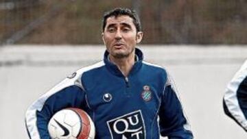 <b>INSTRUCCIONES. </b>Ernesto Valverde participa en un momento del entrenamiento de ayer, con Albert Riera atendiendo en el segundo plano de la imagen.