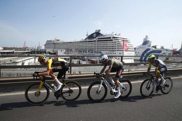 El ciclista holandés del equipo Jumbo, Gijs Leemreize, el ciclista italiano del equipo Alpecin-Fenix ​​​​Stefano Oldani y el ciclista italiano del equipo Wanty, Lorenzo Rota, llegan a Génova durante su escapada de tres hombres en la 12.ª etapa de la carre