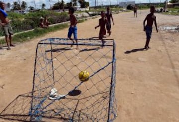 Varios niños juegan al fútbol en un barrio pobre de Olinda, a unos 18 km de Recife, en el noreste de Brasil, durante el Mundial de Brasil 2013 torneo de fútbol FIFA Confederaciones. El centro histórico de Olinda está catalogado como Patrimonio de la Humanidad por la UNESCO.