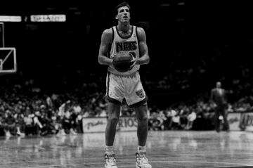 Es curioso que Dudley aparezca detr¨¢s de Shaq porque la imagen que el p¨ªvot dej¨® para la posteridad fue el mate que el de los Lakers le hizo y que se considera uno de los m¨¢s irrespetuosos de siempre ya que empuj¨® con el cuerpo y las manos a Dudley despu¨¦s de hundir la bola en el aro. En la temporada 1989-90, el 14 de abril, el mismo Dudley fall¨® 13 tiros libres seguidos en el mismo partido.