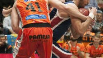 Juanjo Triguero lucha el balón con Justin Hamilton.