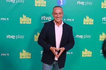 Presentador, colaborador, cantante, concursante de realities... El siempre polifactico Vctor Sandoval llega a 'La familia de la tele' dispuesto a ofrecer su mejor show. Tambin los fines de semana en 'D Corazn'.