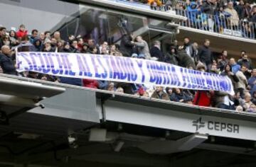 Así quitaron la pancarta contra Florentino Pérez en el Bernabéu