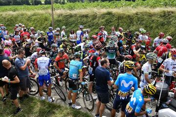 Protests and tear gas in the 16th stage of the Tour de France