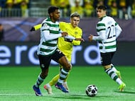 (L-R) Sporting Lisbon's Brazilian forward #31 Luis Guilherme, Bodo/Glimt's Norwegian midfielder #20 Fredrik Sjovold and Sporting Lisbon's Spanish defender #22 Ivan Fresneda vie for the ball during the UEFA Champions League, Last 16, first-leg football match Bodo/Glimt vs Sporting CP at the Aspmyra stadium, in Bodo, Norway on March 11, 2026. (Photo by Mats Torbergsen / NTB / AFP) / Norway OUT