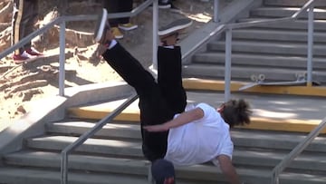 El skater Alex Midler cae con el skate en unas escaleras con una barandilla de doble kink.