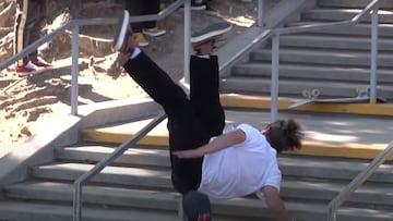 El skater Alex Midler cae con el skate en unas escaleras con una barandilla de doble kink. 