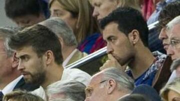 <b>CALIENTE. </b>Piqué y Busquets en el palco del Camp Nou ayer durante el partido ante el Deportivo.