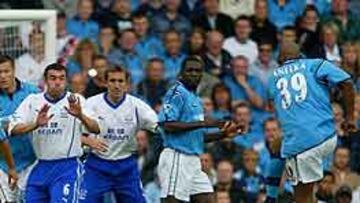 <b>NO OLVIDAN.</B> Los aficionados del Arsenal están molestos con Anelka, ahora en el Manchester City, y no olvidan que dejó el club londinense para fichar por el Real Madrid.