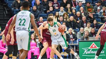 Ante Tomic, pívot del Joventut, trata de superar la defensa del Lietkabelis en la Eurocup.