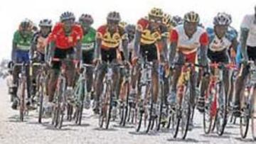 <b>EXPECTACIÓN. </b>El pelotón del Tour de Burkina Faso es bastante seguido en las carreteras del país.