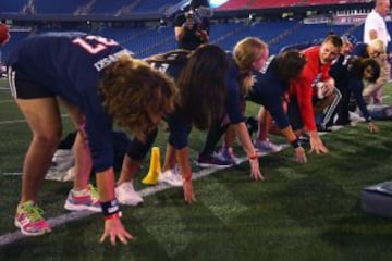 Rob Gronkowski enseña los fundamentos del fútbol americano a un grupo de mujeres.