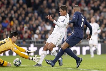 2-1. Thibaut Courtois y Rapahel Varane en la jugada del primer gol de Kylian Mbapp¨¦.