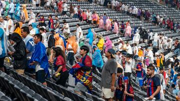 AME7857. NEW JERSEY (ESTADOS UNIDOS), 03/08/2024.- Aficionados salen del estadio por alarma de lluvia durante el clásico del fútbol español Real Madrid vs Barcelona en el Metlife Stadium, este sábado en New Jersey (Estados Unidos). El clásico amistoso Barcelona-Real Madrid, que se juega esta noche en el área metropolitana de Nueva York, se detuvo en el minuto 11 cuando iba 0-0 por una tormenta en la zona. EFE/ Ángel Colmenares