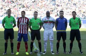 El árbitro Prieto Iglesias acompañado por sus asistentes García Sabuco y Méndez Mateo, el cuarto árbitro Cid Camacho y los capitanes Gabi y Babin. 