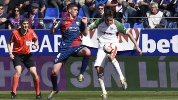 Diéguez, con el Huesca, jugando contra el Alavés, dueño de sus derechos.