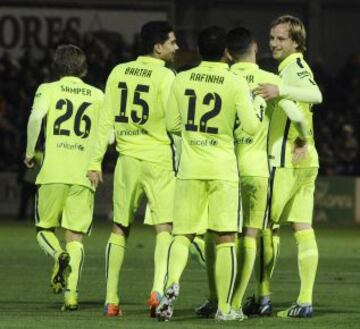 Ivan Rakitic celebrando con sus compañeros el gol 0-1 que acaba de anotar, durante el encuentro correspondiente a la ida de los dieciseisavos de final de la Copa del Rey, que disputan esta noche en el estadio de El Alcoraz, en Huesca.
