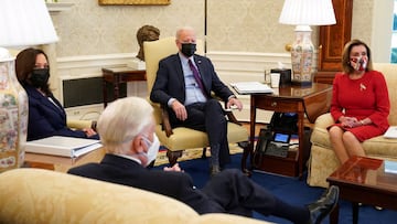 El presidente Joe Biden, flanqueado por la vicepresidenta Kamala Harris y la presidenta de la Cámara de Representantes, Nancy Pelosi, en la Oficina Oval de la Casa Blanca en Washington, Estados Unidos, el 5 de febrero de 2021.