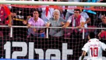 <b>PARADÓN DE CASILLAS. </b>El portero del Madrid evitó en el primer minuto de la segunda parte que el Sevilla lograra el 2-0. Con esta parada impidió el tanto de Perotti.