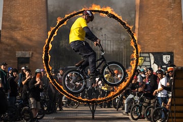 Un ciclista realiza un espectacular y arriesgado ejercicio, pasando por un aro envuelto en llamas sobre su bicicleta, ante la atenta mirada de un grupo de aficionados que quiso inmortalizar el momento con sus teléfonos móviles. La exhibición tuvo lugar durante la celebración del día del BMX en Santiago de Chile.