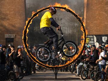 Un ciclista realiza un espectacular y arriesgado ejercicio, pasando por un aro envuelto en llamas sobre su bicicleta, ante la atenta mirada de un grupo de aficionados que quiso inmortalizar el momento con sus teléfonos móviles. La exhibición tuvo lugar durante la celebración del día del BMX en Santiago de Chile.