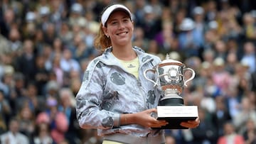 Garbi&ntilde;e Muguruza posa con el trofeo de campeona de Roland Garros tras derrotar a Serena Williams en la final del torneo.