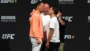 Max Holloway y Frankie Edgar en el careo previo a su combate.